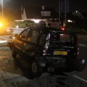 Automobilist ramt geparkeerde auto Oude Zeeweg